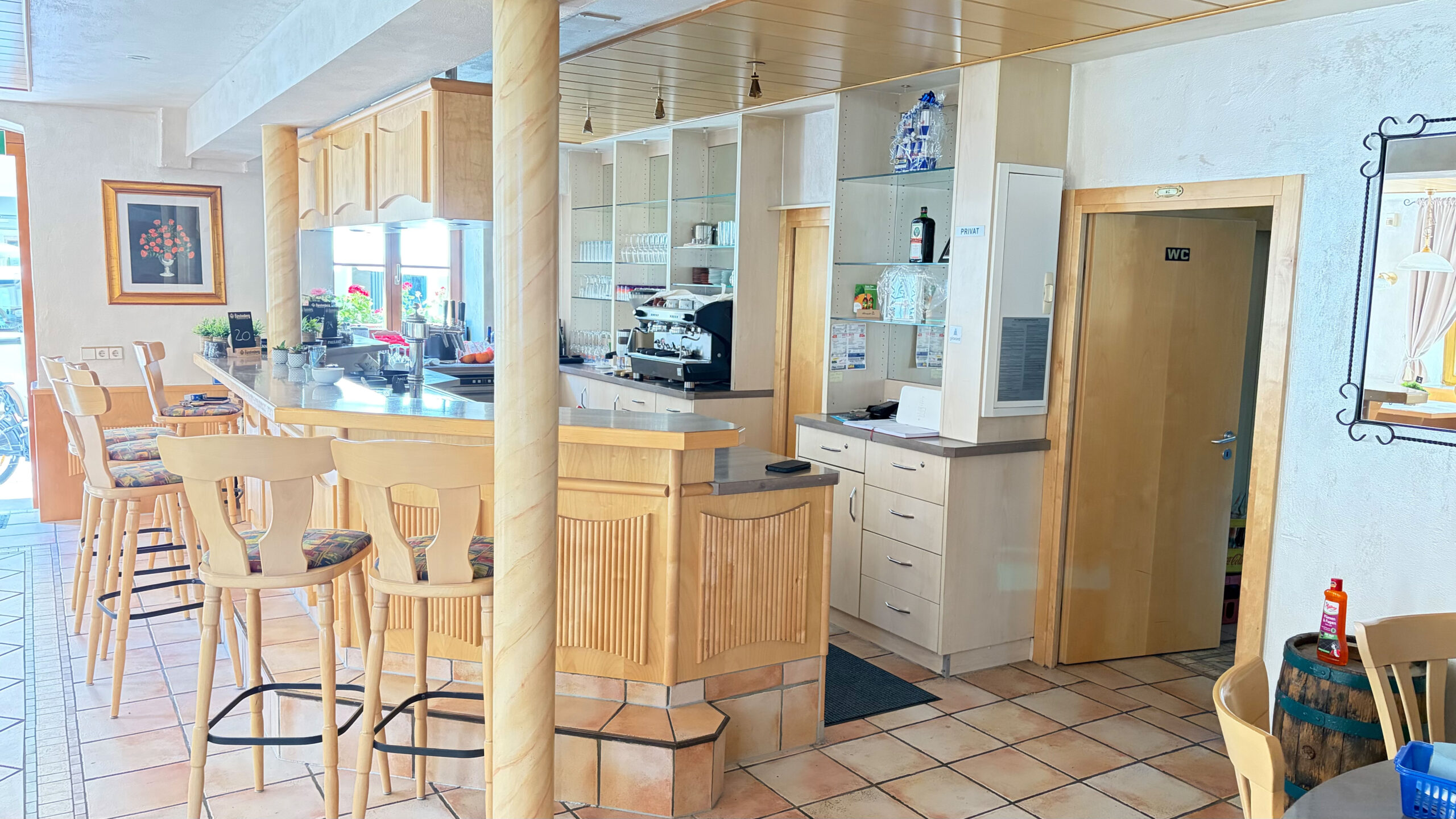 Gastraum und Theke im Gasthaus Salmen Ettenheim